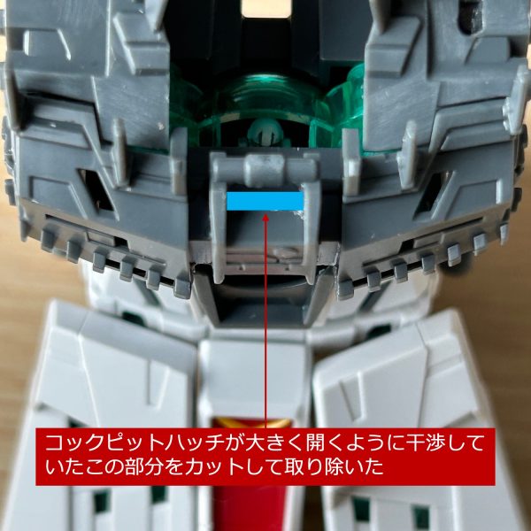 せっかく操縦席とアムロを綺麗に塗装したので、コックピットハッチを開いても足しか見えないという状態を、全身が見えるように改修してみました。（4枚目）