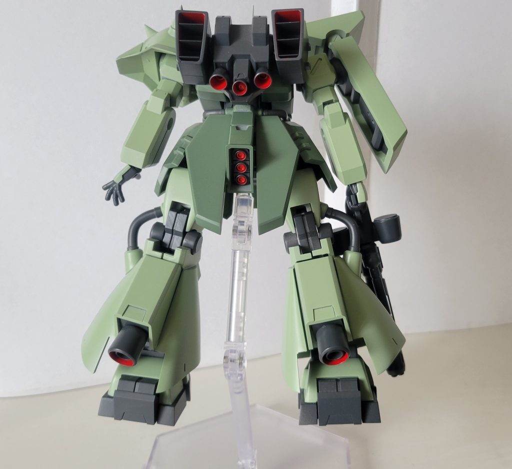バックショットです。設定画どおりにバーニア内側を赤色で塗装しましたがかなりいいアクセントになったなと思っています。