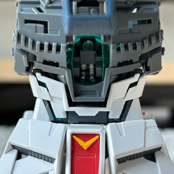 せっかく操縦席とアムロを綺麗に塗装したので、コックピットハッチを開いても足しか見えないという状態を、全身が見えるように改修してみました。（1枚目）