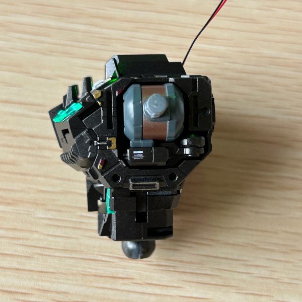 別売りのLEDユニットは評判が良くないのと頭部しか光らせられない。致命的なのが外部からスイッチが入れられないので選択肢から外し市販の磁気スイッチ式のLEDモジュールを組み込みました。コックピット内部もいい感じに光らせられてます！スイッチは磁石を首の根本に近づけることでON・OFFできるようになっています。（3枚目）