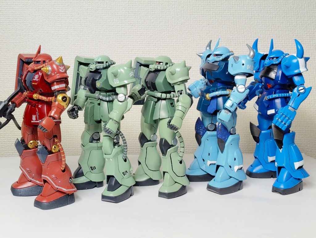 オリジン版ザクⅡ(シャア専用)とグフも足して。モノアイにシュノーケルかガスマスクの口にパイプワーク・・・。ザクはいいものだ!