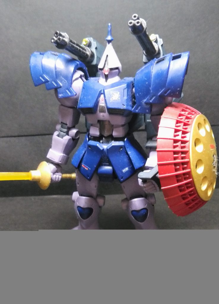 ビルドパーツは初期型キット用みたいですが、両肩装甲などスンナリ装着出来ました。武骨なスタイルのギャンが、更に厳しく見えるナイスな追加装備です。