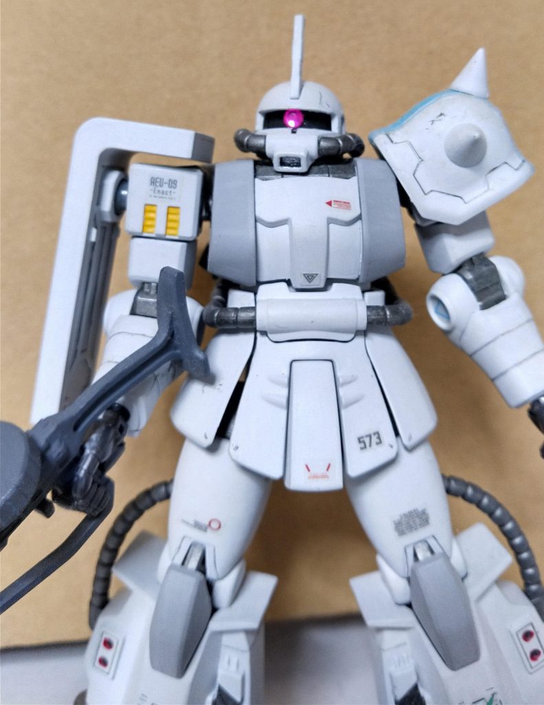 黒い三連星に続き待望の発売なったマツナガ仕様ザク。ボンボンや模型情報世代は狂喜乱舞？とかくライデンザクの影に隠れがちな機体ですが、人物設定が髭面のオッサンだったのも影響してるかも？現在はコミック版などでキャラに多少変化があり、以前ほど違和感は無くなりましたが。キットは当時新規改良されたザクの関節やパーツを上手く使ってMSVファンが夢見た究極のスタイルを再現してます。