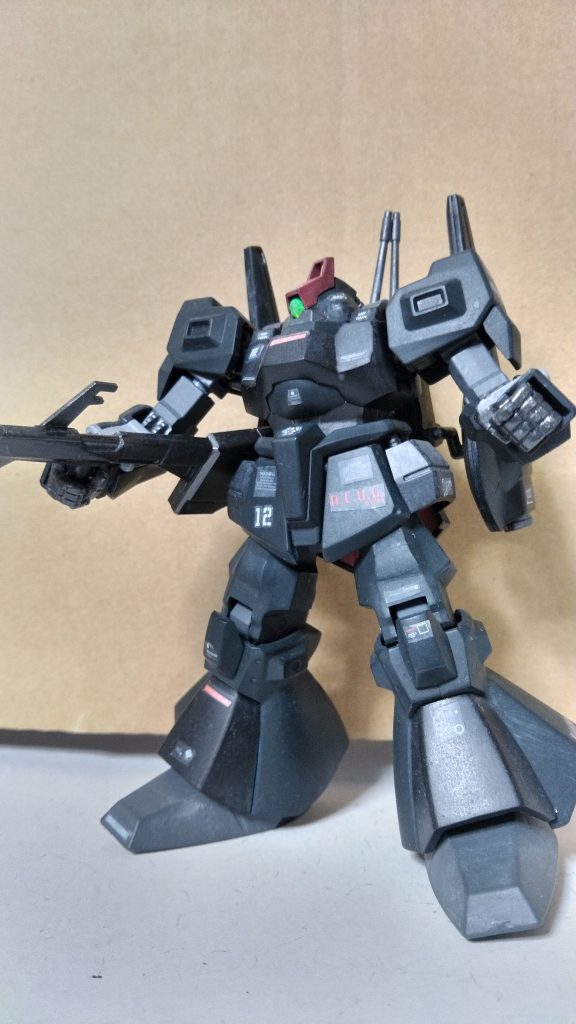 無改造、筆塗り塗装です。HGシリーズ初期のキットですが、スタイル、組みやすさはバツグンでした。アニメ作中では、あまり好感が持てませんでしたが、立体化されると意外に魅力的。ドムに通じる迫力がありますね。