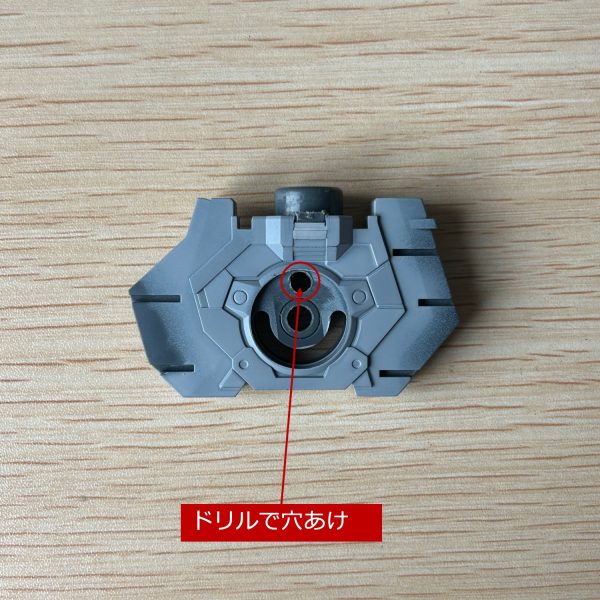 脚がメチャクチャ長くてスラッとしすぎに感じたので、ドッシリ感を出すために脚を短く見せる加工を施しました。作業的には太腿をカットして短くするのではなく、股関節の取り付け軸を上に２mm上げるという加工を施しました。（2枚目）