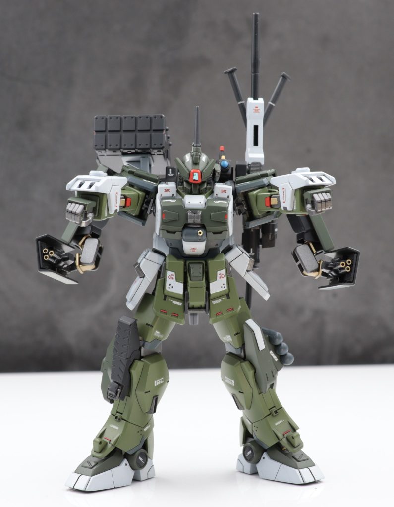 スナイパーカスタムについては肩に可動式シールドを装備。内側に90mmガトリングを装備。左脚部には3連ミサイル、腕にはグレネードがあります。スナイパーライフルは狙撃時に右脚部から冷却用のエネルギーチューブを接続します。撮影し忘れましたが、共通装備として肩にスモークディスチャージャーを装備してます。&nbsp;最後まで閲覧いただきありがとうございました!!