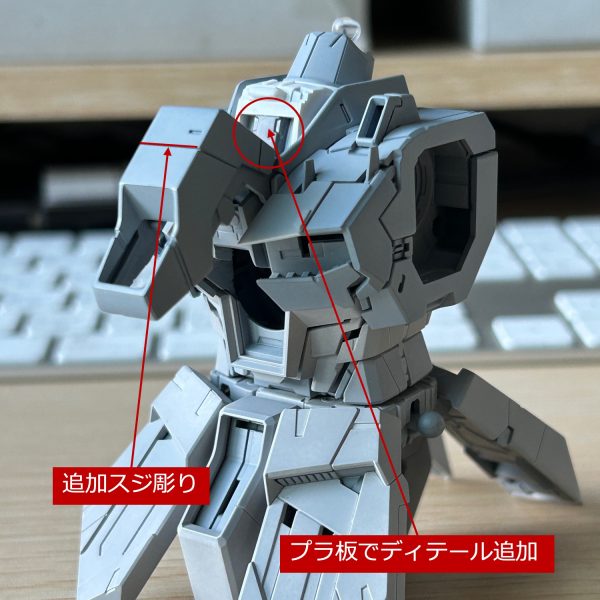 LEDライトを仕込むよていなので、標準では光らない胸部センサーを光るようにしたり、プラ版でディテールを追加しています。また、この段階で捨てサフをふいて様子を見てみました。（2枚目）