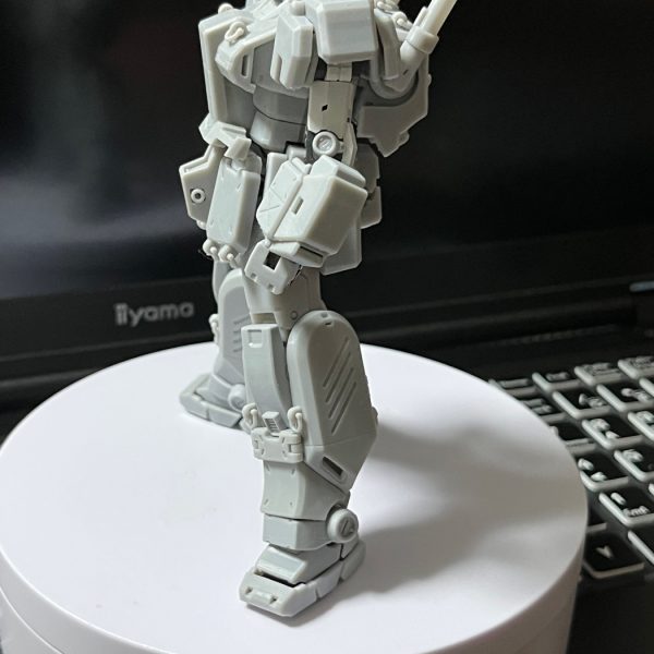 くどいようだが当方では「ガンダム」には鎧否定派である。しかしジムに対しては逆に肯定派である。必要性と系列的進化兼・局地戦装備開発の意義があるから。今回ALEXにジムに降りて来て頂く形で製作に入った訳ですがその過程でチョバム色を薄めつつ、当方のテーマである系列を語る為にはどうするか?が課題でした。結果こんな流れにしてみました。これならフルアーマーとか、ジムキャノンとかの流れに繋がりませんかねぇ…ねぇ?…あれ?(^^;)。動けるように少しスタイリッシュに、機動性を殺さないように、ノズル類のカバーは無駄だし、ガトリング使えないとかありえないのでそれぞれ開放型にしてあります。もちろん装着型なので、ヒンジにて解放・脱着できます。スペシャル感ではなく、使い捨て装備感を大切にしました。もう少しフィッティングするところが散見されますが、万が一お爺が急に疲れ倒れないうちにプレ公開しときます。どんなもんでしょ?…続く。(3枚目)