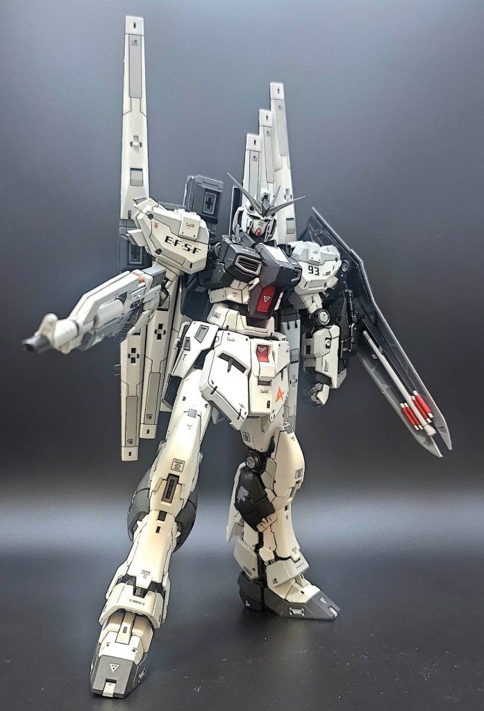 基本ノーマルνガンダムと同じですが、肩アーマーが大きかったり、コックピットハッチ周りのディテール、シールド、バックパックにビームサーベルがついていない等、微妙な違いがあります。