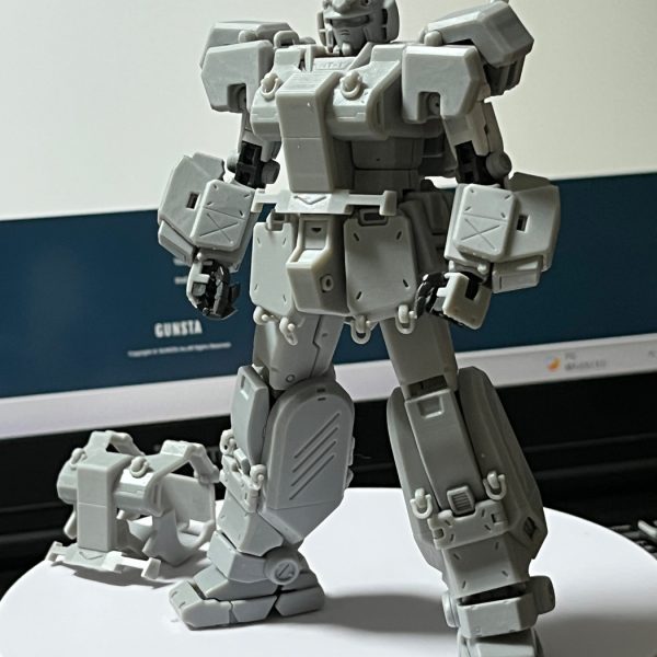 スネの長さを短くして足首の可動を稼ぎ、胸周りに余裕を充て…ほぼほぼ終了。ビームライフルはRX-78-2用にチェンバー両サイド直結のメガ粒子コンデンサ：エネルギーCAPの前身…装着による装弾数無理矢理増加仕様(Aさん熱望)を捏造…うわ～知らんぞ！…許して！(^^;)。だってアレックス専用版ダサい(個人的感想です)。もう一か所修正後に落ち着いたら完成品UPします。もうヘロヘロ(◎_◎;)。（2枚目）