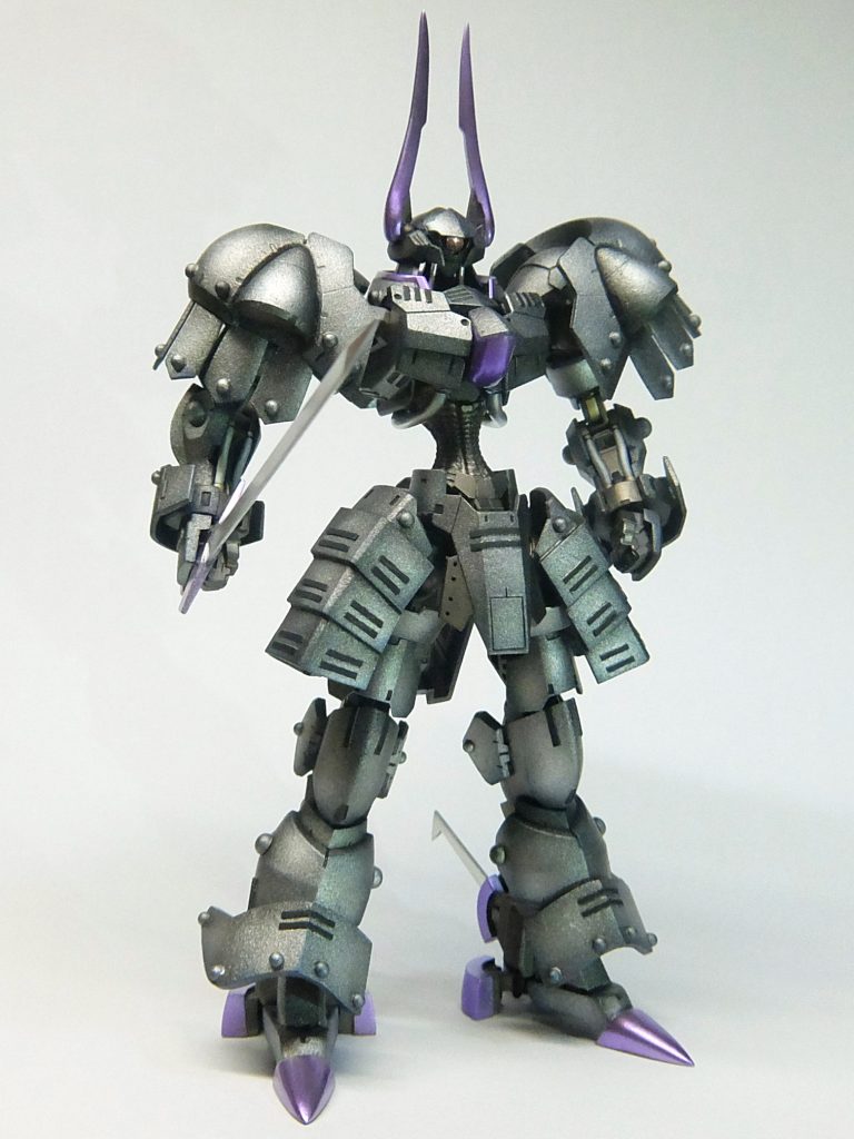 背中アーマー：バーニア削除＋切断して分割したまま取付。手：大きすぎるんで汎用パーツに置き換え＋手の甲は接続部カット加工だけでそのまま。手首アーマー：肩アーマーの外側可動部パーツを半分に切って流用。腹部①：IMSネプチューンのパーツ複製分と置き換え→5mm延長腹部②：腰との接続部目隠しに肩アーマーの外側可動部パーツの手首アーマー使用余りを流用。腰前アーマー①：下部ノズル削除のため、プラ板でふた。腰前アーマー②：左右にプラ板でかざり追加。腰横アーマー①：腿アーマー変更による接触部切り欠き。腰横アーマー②：鎧のようになるように3層プラ板工作+後部隙間も。腰後アーマー①：後部カウンターウエイト、プラ板工作。腰後アーマー②：腹部目隠しかざり、プラ板工作。股関節：1mmスペーサーで延長脚部アーマー：ももアーマーと足首ガードを入れ替え。足首アーマー：プラ板で工作。