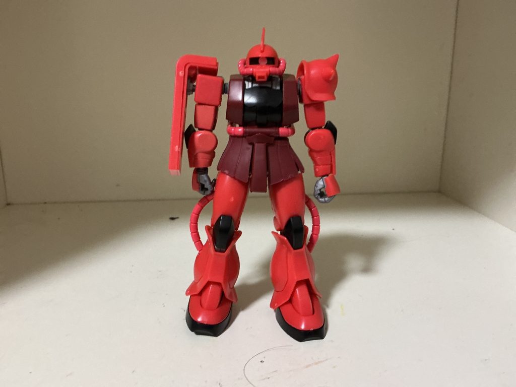 結構前に作ったシャア専用ザクです。この腰パーツは軟質素材です。