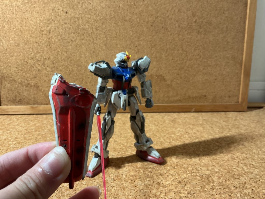 実際にパーツを溶かして作りましたアニメ本編ではデュエルガンダムの腕がビーム砲で溶けていたので、それからアイデアを得ました