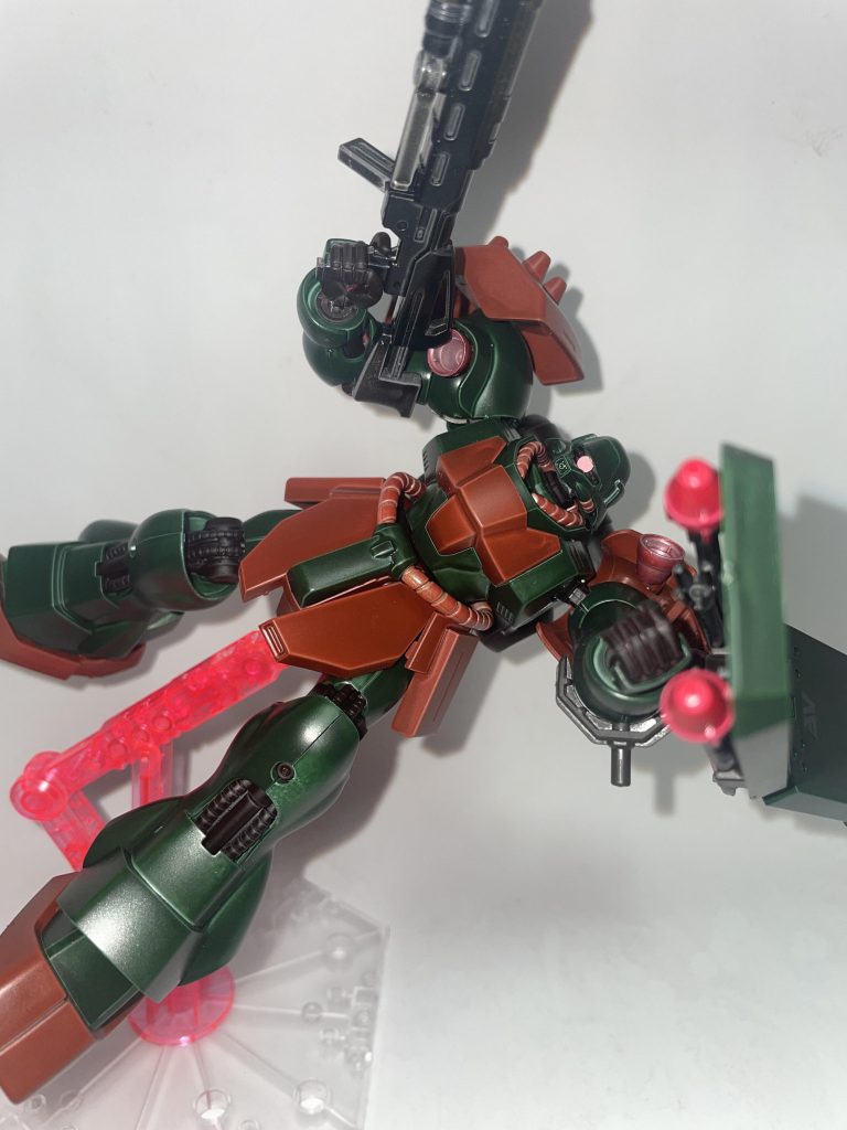 ビームマシンガンHを構える高速移動シュツルムファウストを構える