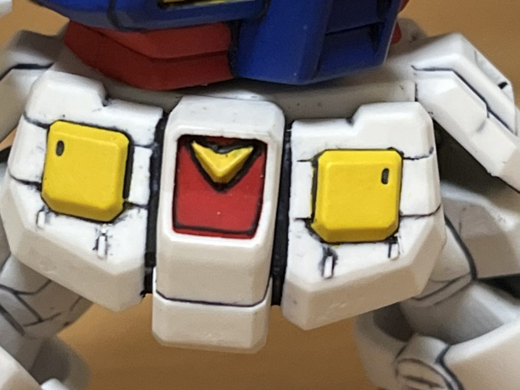 ガンダムの淫紋？みたいなところ。エナメルと水性を使い分けてできるだけ綺麗に塗り分けしようとしたんですが結局スミ入れ線ではみ出しを誤魔化しました