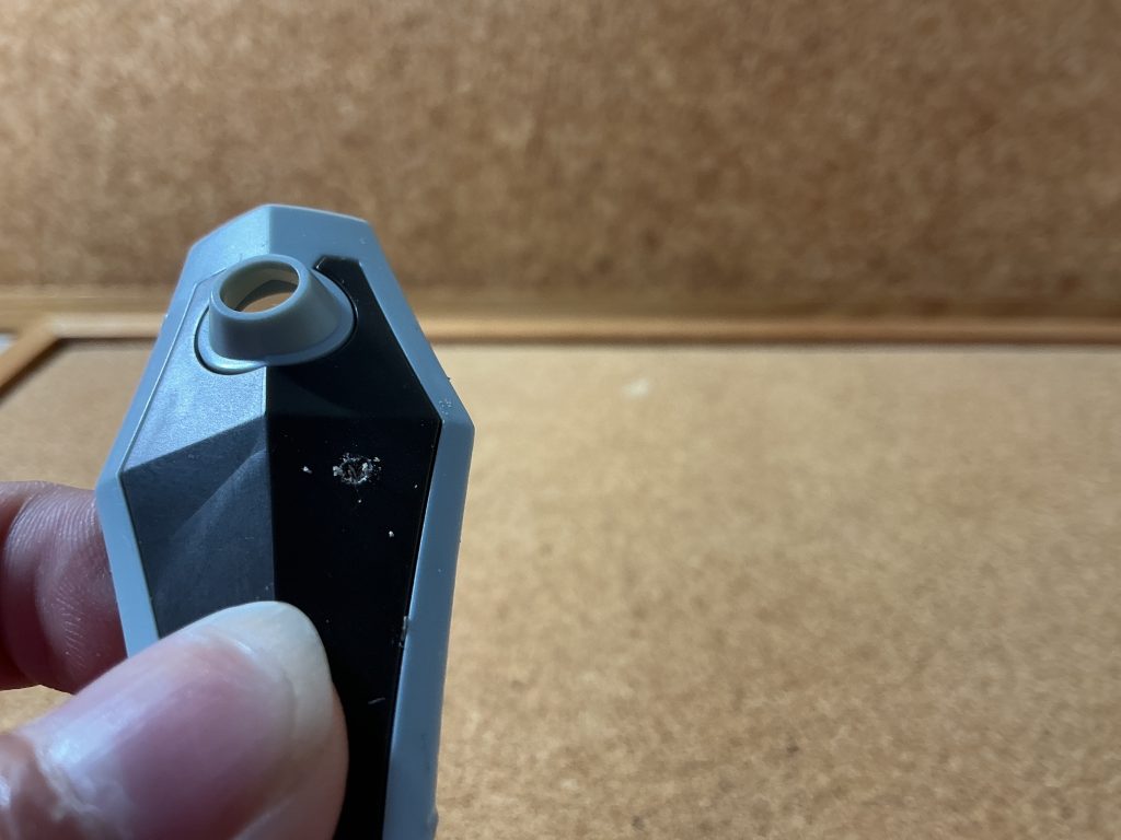 デザインナイフでくるくる穴を開ける
