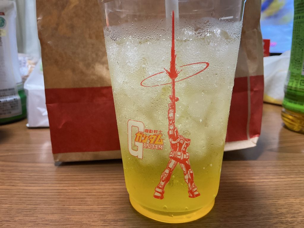 作品名：ガンダムコラボのジュース買ってきてもらった！<p>お母さんに買ってきてもらいました！ めちゃくちゃ美味しいです😋</p>
