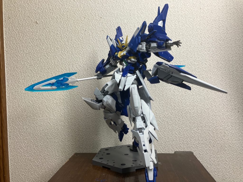 槍はカッコいいですねガンダムで長物の武器はあまり見ませんが意外と似合うので増えていってほしいですねぇ