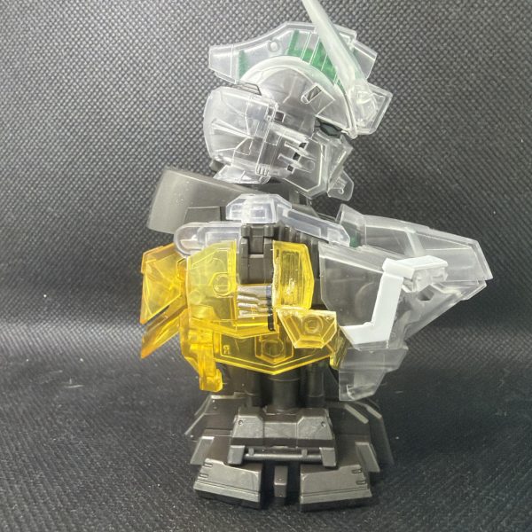 どうもTETOです。メカニカルバスト　ディスティニーガンダムが納得いかないデザインなので改造中です。塗装まであと少し、頑張ります。（4枚目）