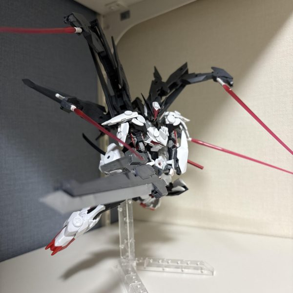 ロードアストレイΩのビジュが好きすぎて色々パーツつけたり武装作ったりしてみましたバックパックはサブアームにもなるのでビームサーベルを展開して六刀流にもなれますバックパックにはバスターソードやビームライフル、ビームサーベルをマウントできたり、ドラグーン的な装備もできるようになっています。ロードアストレイの他にもガンダムバルバトスルプスやマルコシアス、セラヴィーなどの要素を詰め込んでみました。細かい設定などはまたいずれ（2枚目）