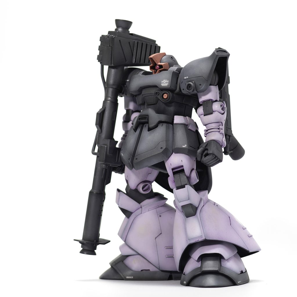 所謂「黒い三連星」カラーで塗装。やっぱりドムは紫が良いですね！パープルについては昨年のホビージャパンのドム特集号でMAX渡辺氏が紹介していた調色を参考に淡いピンク色で塗装した後に、フィルタリングカラー・バイオレットでフィルタリング。グレー箇所も同色でフィルタリングすることで調子を整えました。