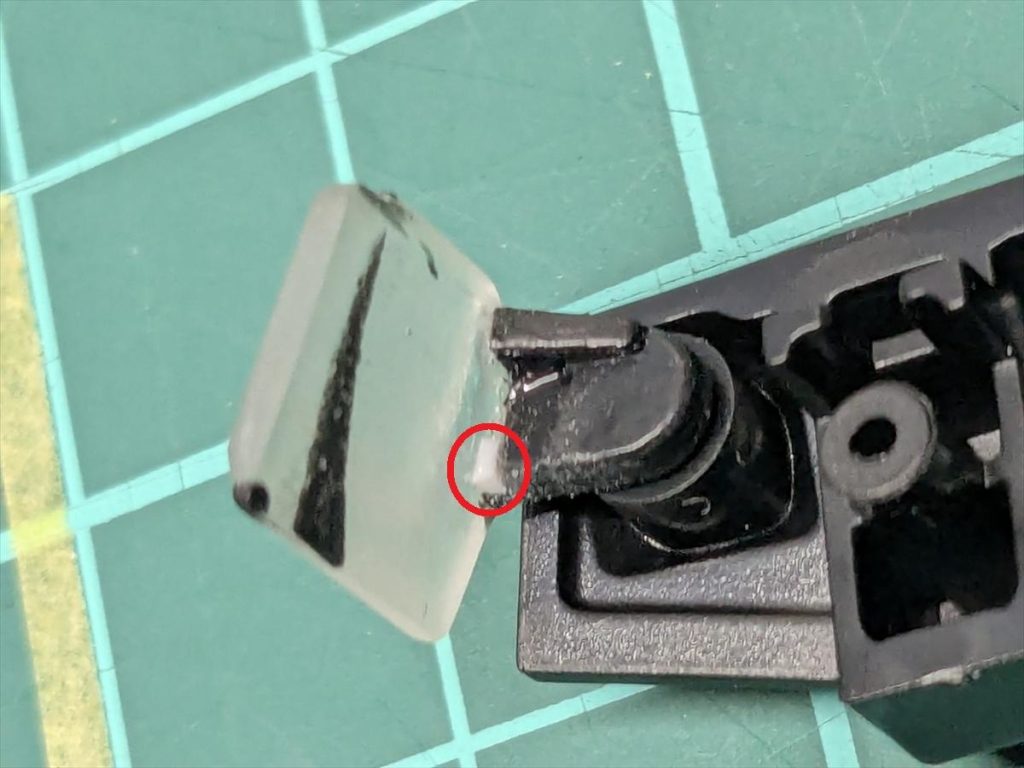 接続軸が左のものと比べて短いので、0.5mmプラ板を挟んで延長しています。