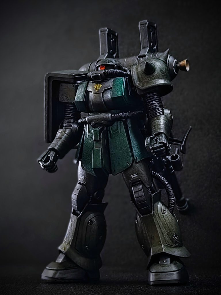 ザク単体前面カット（別アングル）。ザク、ビッグ・ガン共にとても迫力あり、かつ組み立てやすく大変良いキットでかなり気に入りました！！(gandam-hand2)