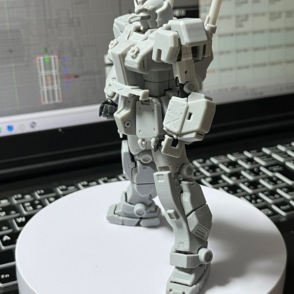 上半身をとりあえず検証する。コクピットハッチ周りの詰めが厳しすぎて浮いた(笑)。失敗も残さず晒す方針は貫く。いいカッコはしない。僕はただの無銘のお爺である(^^ゞ。ただし、それを除けば思いのほか馴染んでいる。着脱は問題ないし、あのダンボール工作がどうにか足軽の鎧ぐらいには見える…と思う。ちゃんと着たまま動けそう。基本、僕の憧れには鎧に身を隠すガンダムは無い。…でも悪くないシルエットで好ましい。嗜好にかかわらず、造るのならカッコいい物しか作りたくない。…続く。&nbsp;（2枚目）