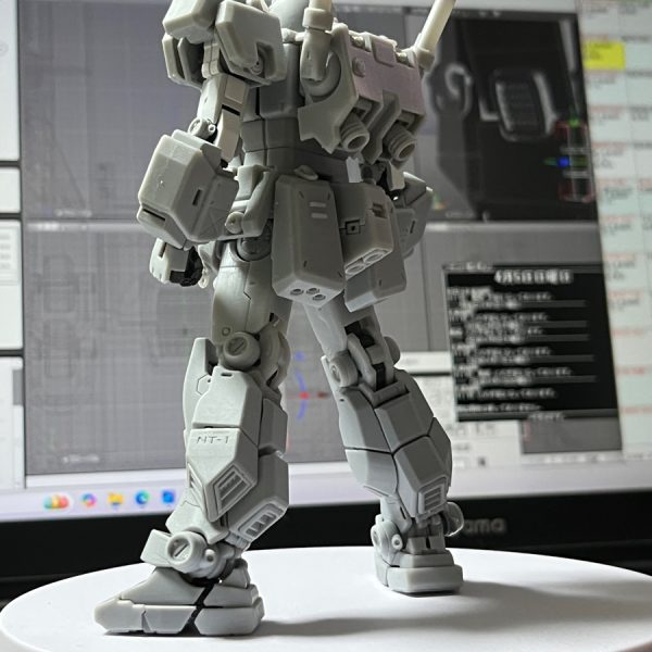 上半身をとりあえず検証する。コクピットハッチ周りの詰めが厳しすぎて浮いた(笑)。失敗も残さず晒す方針は貫く。いいカッコはしない。僕はただの無銘のお爺である(^^ゞ。ただし、それを除けば思いのほか馴染んでいる。着脱は問題ないし、あのダンボール工作がどうにか足軽の鎧ぐらいには見える…と思う。ちゃんと着たまま動けそう。基本、僕の憧れには鎧に身を隠すガンダムは無い。…でも悪くないシルエットで好ましい。嗜好にかかわらず、造るのならカッコいい物しか作りたくない。…続く。&nbsp;（3枚目）