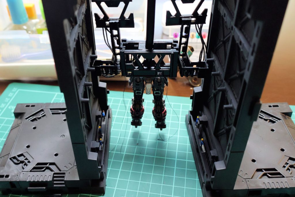 山田化学の連結ディスレイベースを加工して黒サフとつや消しを吹き付けただけの加工です。黒のカラー針金と妻の裁縫道具からポリエステルの糸を拝借してジ・オリジンテレビシリーズのエンドロール（第9話 - 第12話）風に仕上げました