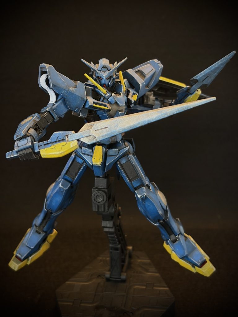 肩アーマーの軟質素材にアクリジョンは乗りませんでした。どうしたらいいのだろう…。また軟質素材の塗装の機会があるならよく検討しなければいけませんね。それなりに表情のある青が塗れたので、私としては満足です。全然ガンダムらしくなくなってしまいましたが。