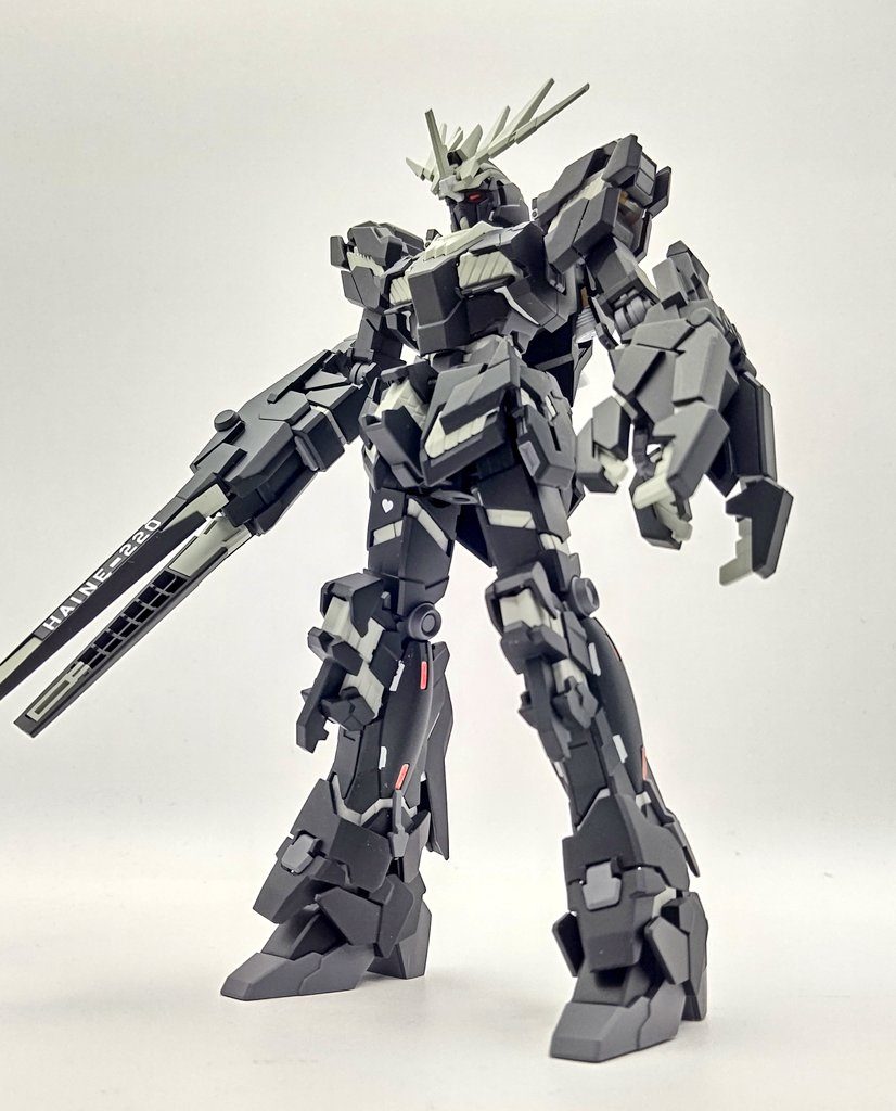 配色的には黒、グレー、赤をイメージカラーとして塗装しています、グレーは2種類と細かい所に白も仕様しています