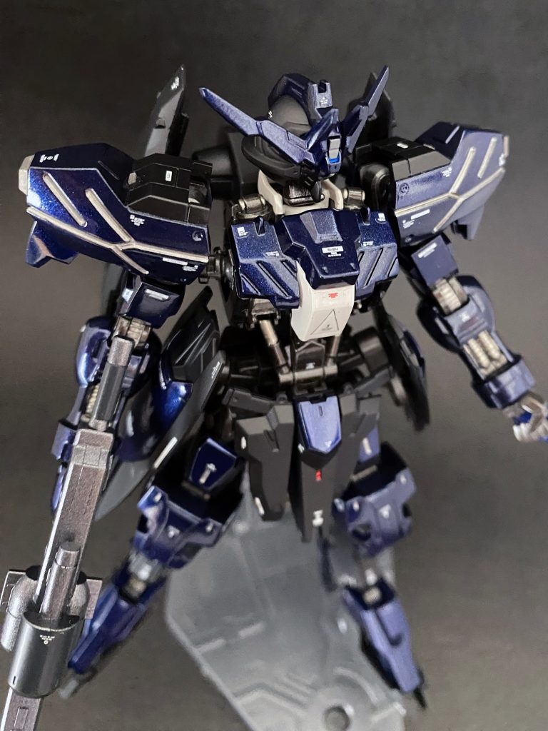 肩などの凹部ラインにはホビーマーカーのガンメタリックを塗装