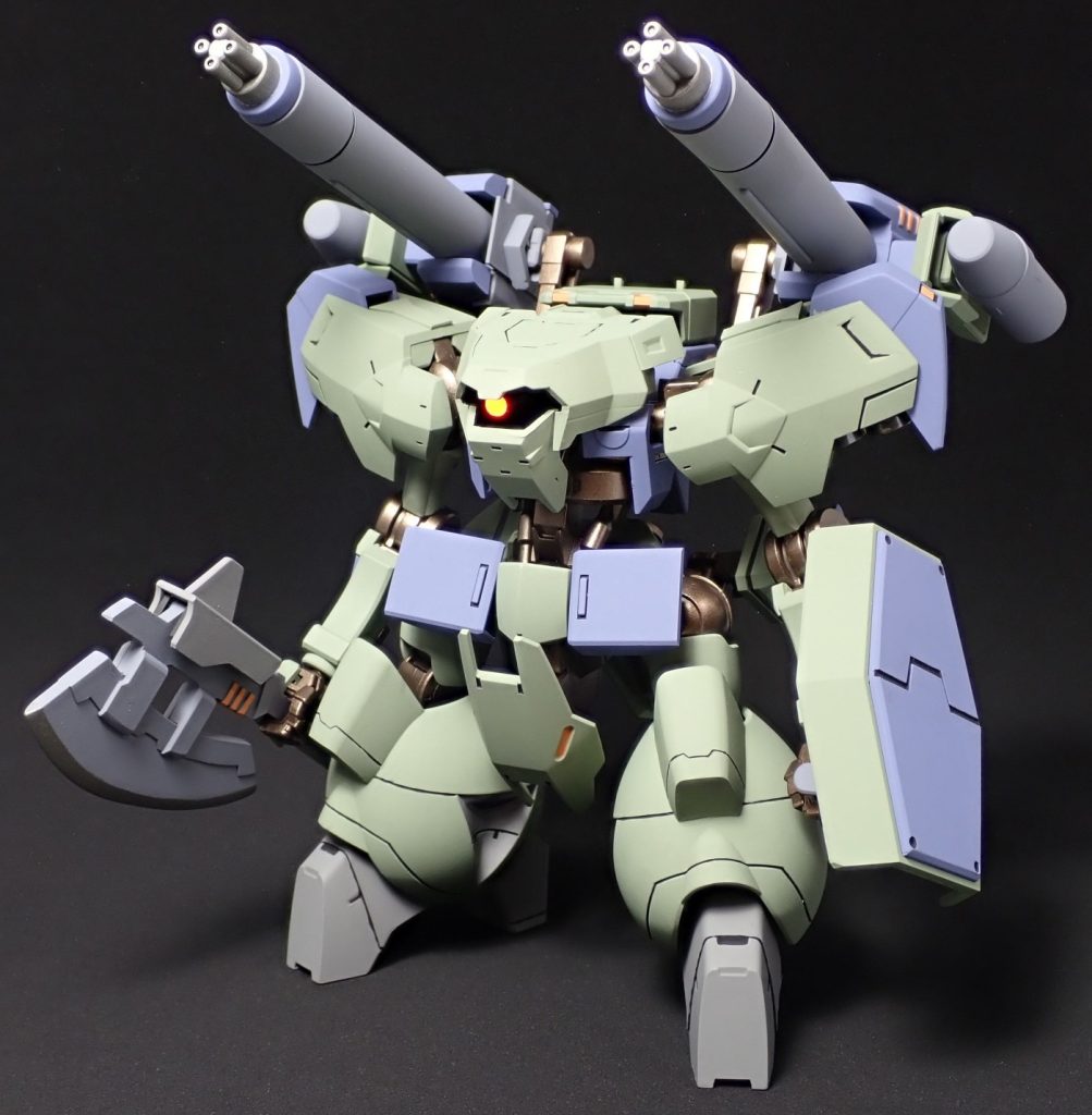追加装備のマシンキャノン。液冷式でユニット後方にラジエータが設置されています。新型のトマホークとシールドも追加されました。拳はビルドハンズ角型のLサイズに変更しました。