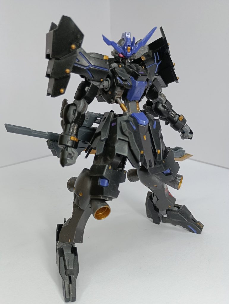 ガンダムヴィダールにPLUMという会社から出ているプラアクトのパーツを貼り付けています。（たしか、ずんだもんのプラモとか出しているメーカさんですね…）