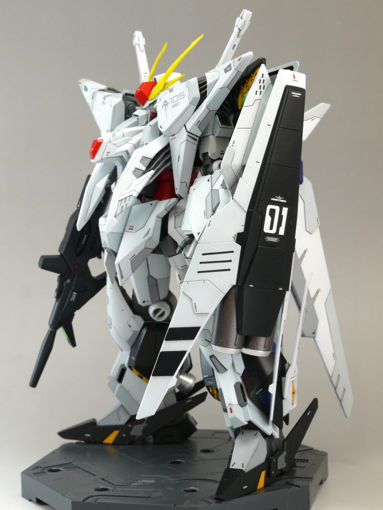 顔以外のアレンジを考えた結果、νガンダムHWSのシールドを持たせてみました。