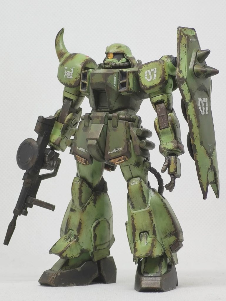 SEED版のザクⅡという設定なんですが、HGのキットの色はわざと宇宙世紀版と変えているのか、ザク感が薄い感じがしたので色を変えてみました。