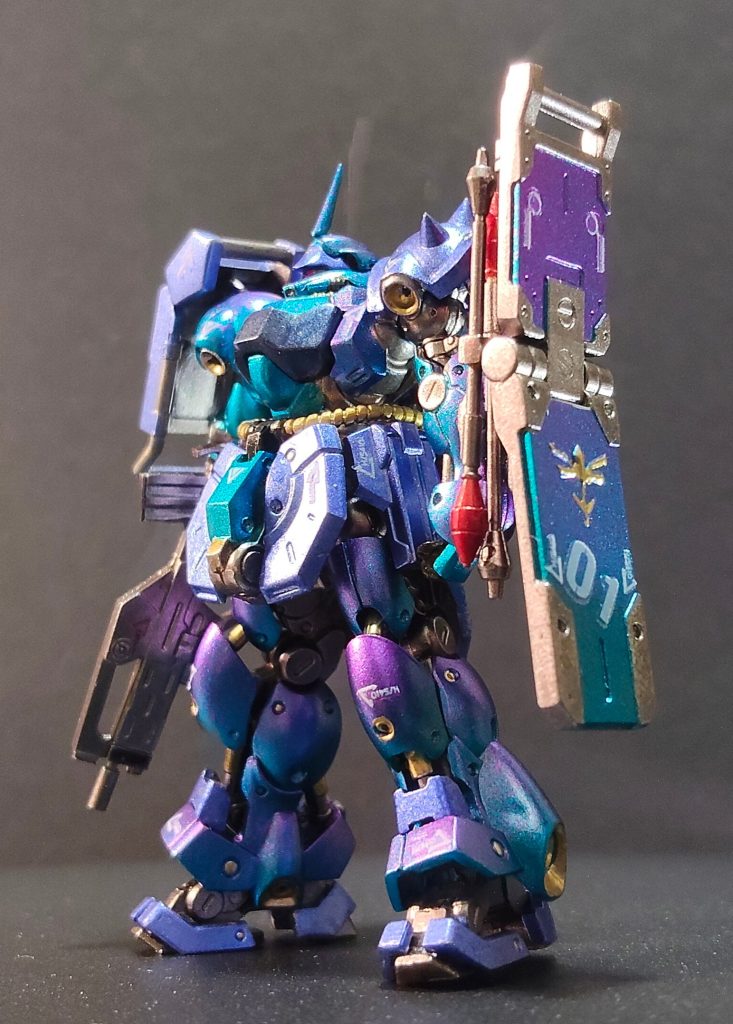 2.&nbsp;&nbsp;&nbsp;&nbsp;隊員B「なんだか旧時代のカーレースマシンみたいな派手さですな。戦場で目立ちすぎて的にされますぜ？」