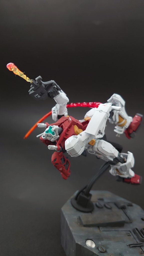 カメラ/センサ、スラスター部分にチップLEDを組み込んでいます。ビームサーベルは　フィラメントLEDを軸に透明レジンで成形しました。&nbsp;