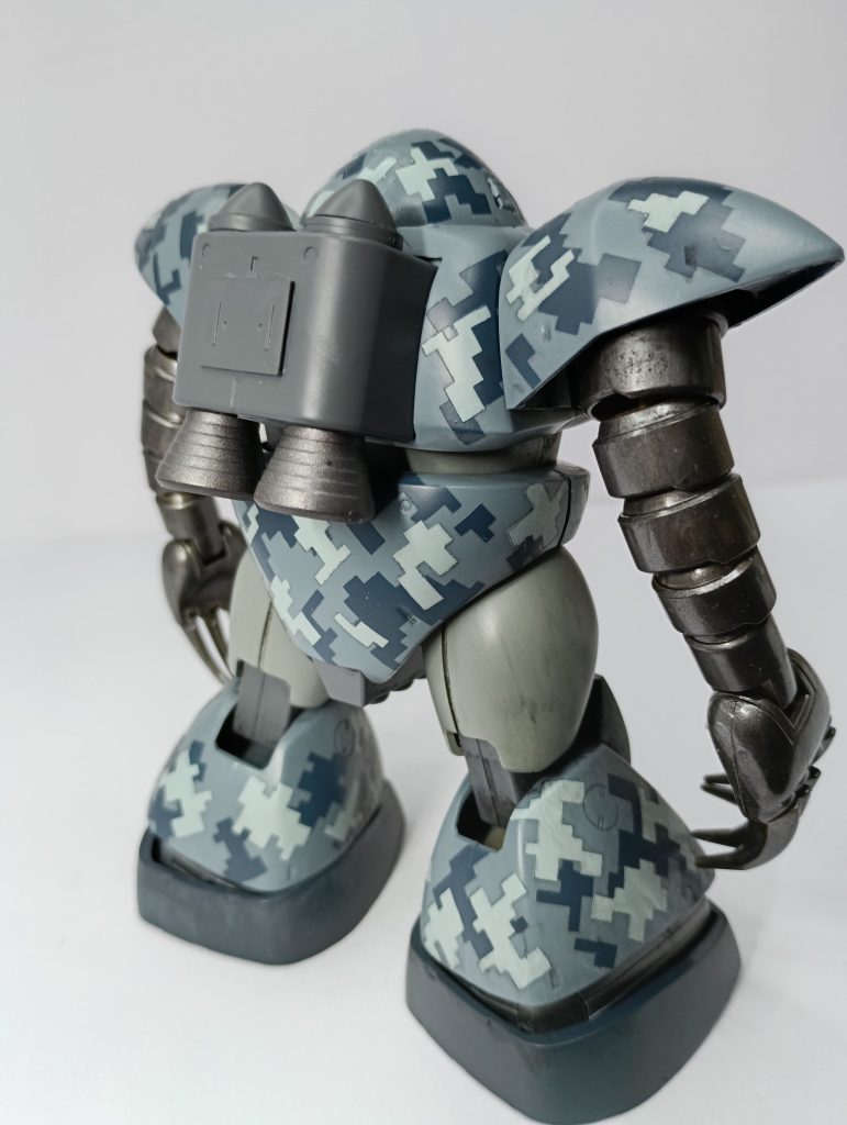 ドッド迷彩に挑戦しました。市販のドット迷彩用のマスキングテープを使い、ライトブルー／ネービーブルー／オーシャングレー２で塗装。色の組み合わせが難しく、１回失敗し再塗装しました…(zaku-kao4)