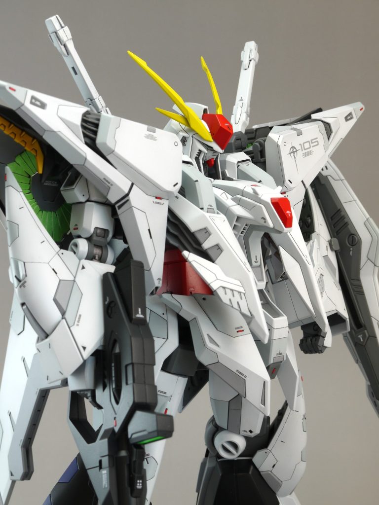 ●頭部・HG νガンダムのマスクを移植してガンダムフェイスに変更・トサカを追加・襟足がスカスカなのでカバーを追加　顔を上げる可動範囲が若干狭くなっています。・ツインアイはブラックライトで光ります。が、上手く写真で撮れませんでした…。●胴部・両胸を展開する際に干渉しないように中央突起部のアンテナ？をオミットし、VHFアンテナを追加・腹部を4mm延長
