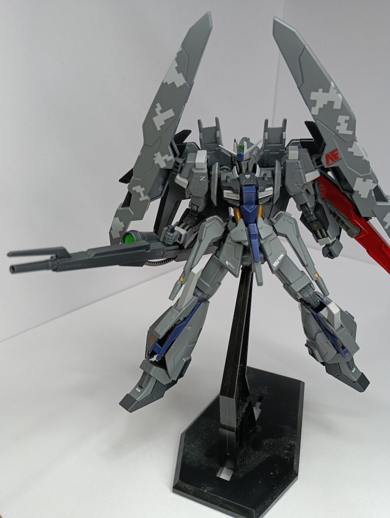 腕は元のままだとメガビームライフルが持てなかったので、Zガンダムの物を移植。