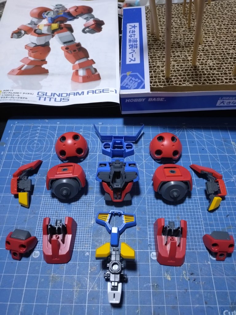 制作は、いつも通りヒケ取りのみ、全塗装実施。レッドをキャラクターレッドとあずき色の２色使用、青はキャラクターブルーにホワイト追加で加減、黄はキャラクターイエローに赤少量で調整しました。関節はいつも通りファントムグレーを使用です。