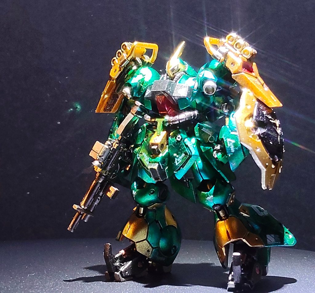 青ではなく緑でははない、青緑はガンダムマーカーのラインナップにはありません。ましてメタリックカラーなんて・・・・。