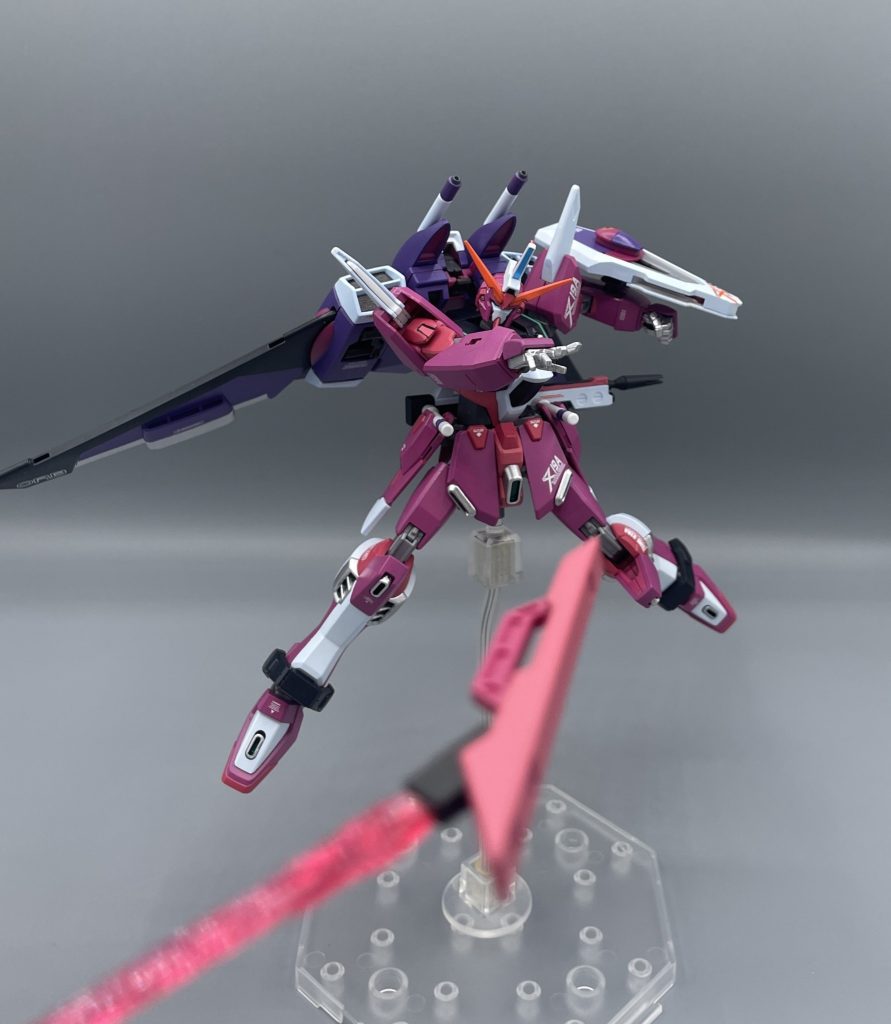 シャイニングエッジ ビームブーメラン　ジャスティス名物のブーメランですが、そのまま持ってビームサーベルとしても使用することが出来ます。　コズミック・イラではブーメランが非常に有用な武装として進化を重ねていますが、それも一重にキラ君のストライク伝説によるものなのでしょうね(^^;笑&nbsp;&nbsp;&nbsp;俺はそんなに諦めが良くない！