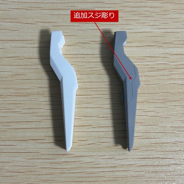広い面積のわりにはノッペリ感満載だったので追加スジ彫りとプラ板でディテール追加を施しました。（3枚目）