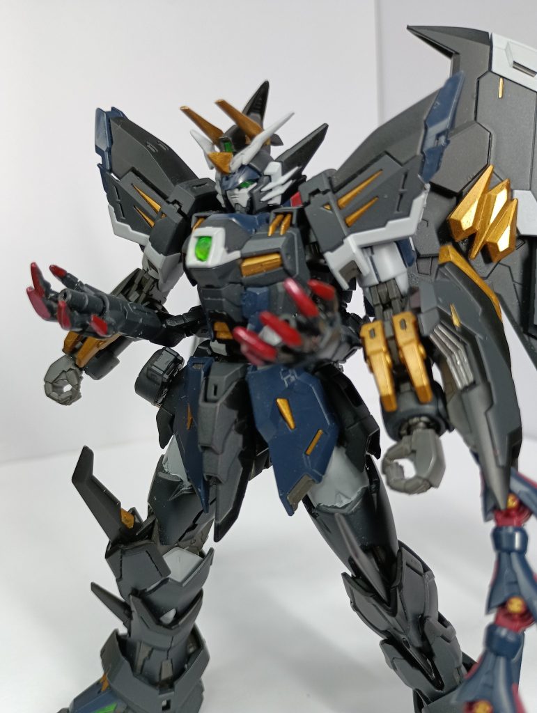 胸の腕は展開してビームを発射。接近戦にも使えそうです。