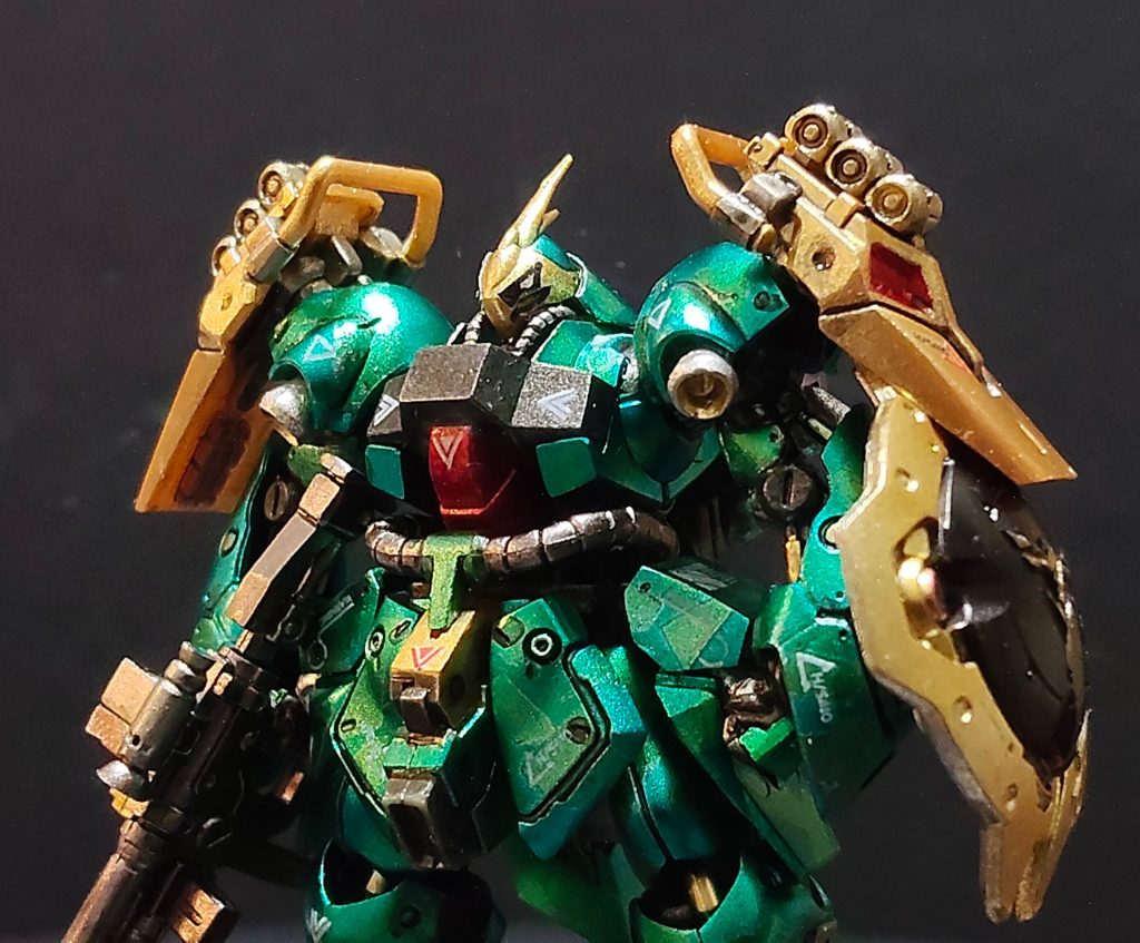 なので、禁断のガンダムマーカー重ね塗り。ヨイコハマネシナイデネ。最初に塗った方の色を溶かしてしまいます。