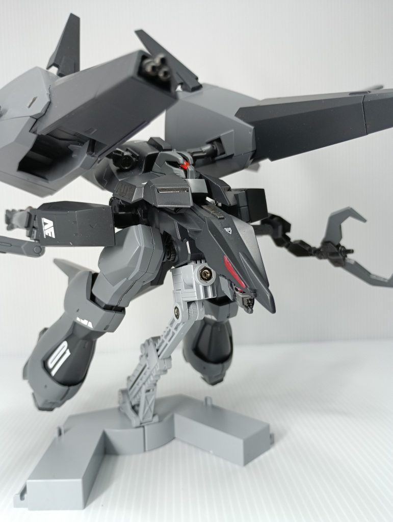 機首にはレイダーガンダムの顔をつけましたWあと、メガ粒子砲はガンポッドみたいにして、連射性を重視した作りにしています。