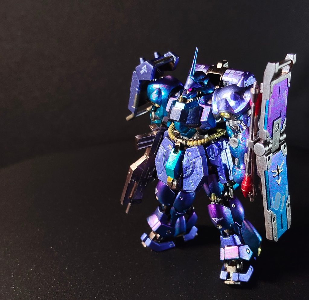 6.&nbsp;&nbsp;&nbsp;&nbsp;レズン「まあ、アタシには無用の長物だけど、技術部のやつら戦闘時のこの塗装の有用性を示すデータがほしいらしくて、“一番生存帰還率の高い人にお願いしたいんです”なんて言われちゃったもんだからさあ。これもお国のための滅私奉公ってやつさ。あんたたちもアタシを見習いな！」なんて会話がされていたというのが、レウルーラのMSハンガー・スタッフ経由による、もっぱらのウワサだ。